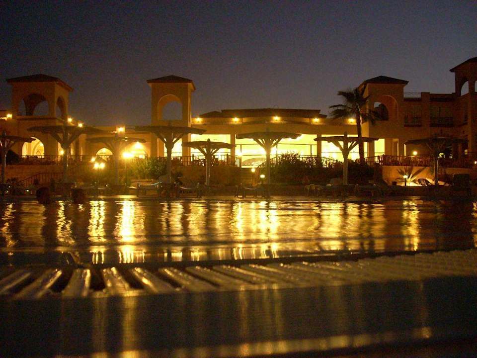 Dalla piscina alla hall sera Pensée Royal Garden Beach Resort