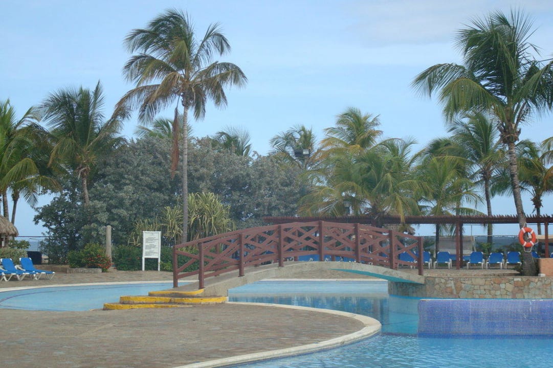 Pool mit kleinen Brücken Hotel Costa Caribe Beach