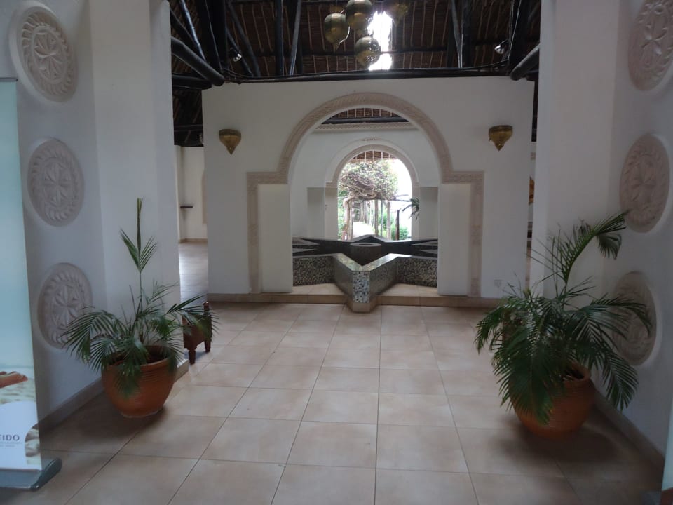 Schöne, offen gehaltene Lobby Neptune Village Beach Resort & Spa