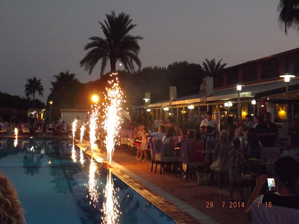 Türkischer Abend sah sehr schön aus. Club Turtas Beach Hotel