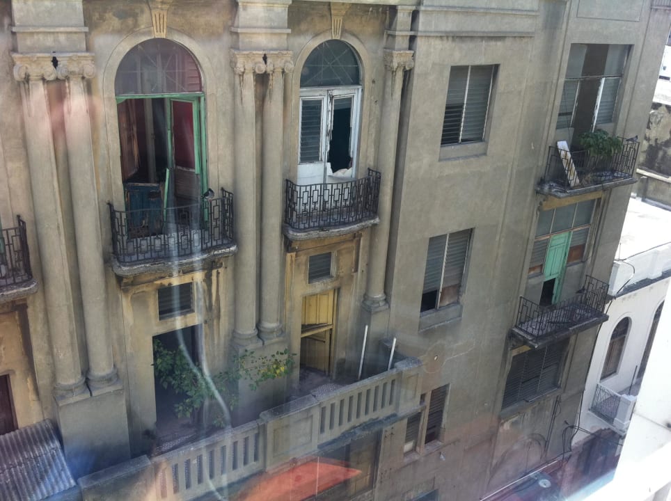 Zimmer-Ausblick nach rechts am Tag Novus Plaza Hodelpa