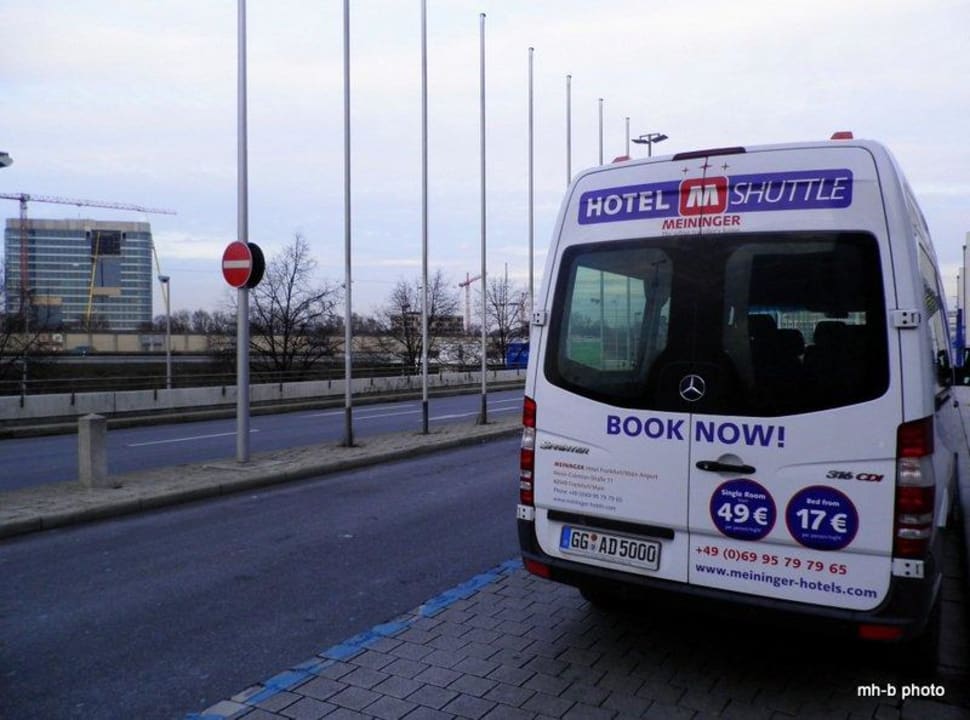 Shuttle, im Hintergrund Mitte das Meininger MEININGER Hotel Frankfurt/Main Airport