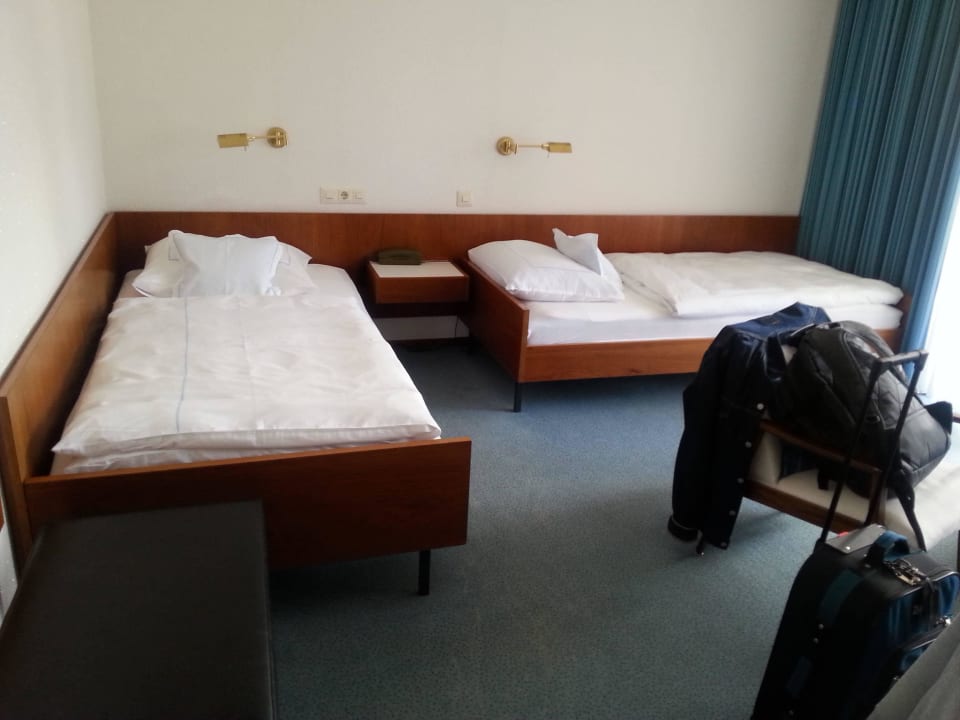 Zimmer Nr. 4 mit zwei getrennt stehenden Betten    Hotel Bremer Schlüssel
