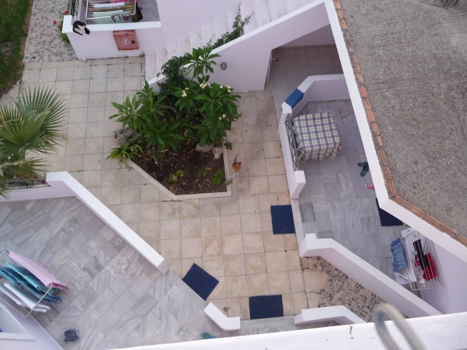 Ausblick vom Balkon auf die Terrassen der Studios Glaros Studios & Apartments