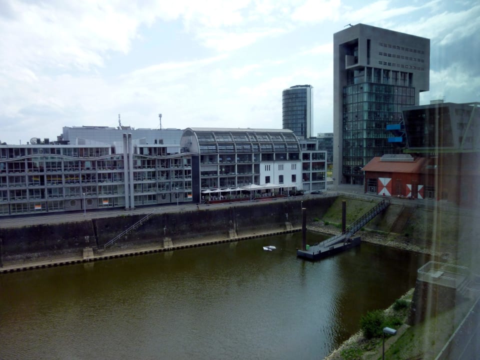 Blick aus dem Zimmer auf den Hafen Hotel Courtyard by Marriott Düsseldorf Hafen