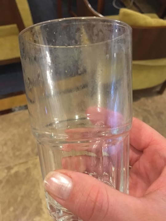 In so einem dreckigem Glas bekam mein Sohn Sprite Wyndham Garden Lara