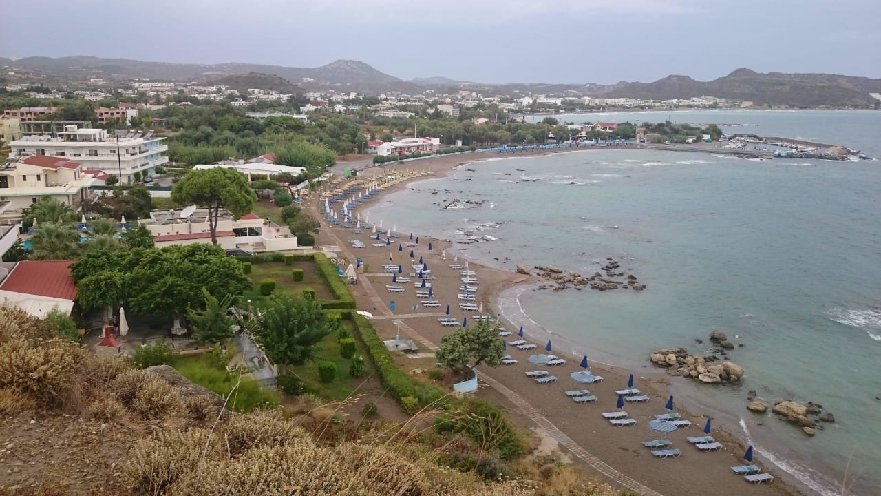 Der Strand von faliraki,unten links ist das hotel  Pension Victoria
