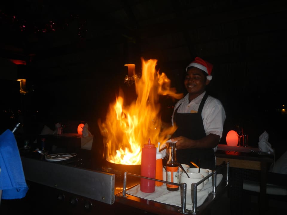 Kellner beim flambieren der Steaks Kuramathi Maldives