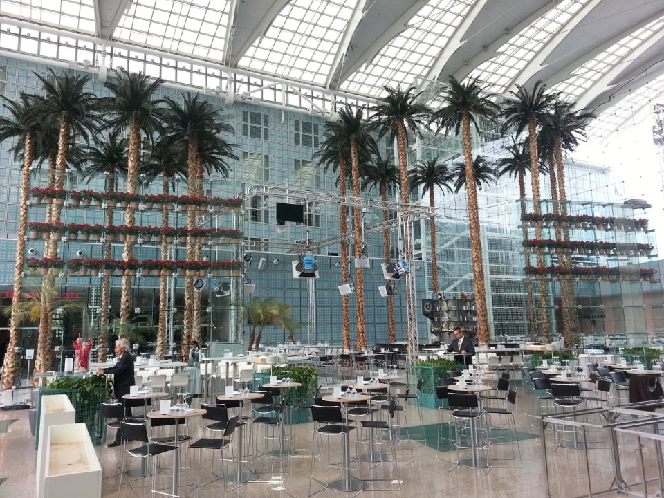 Lobbybereich des Hotels Hilton Munich Airport