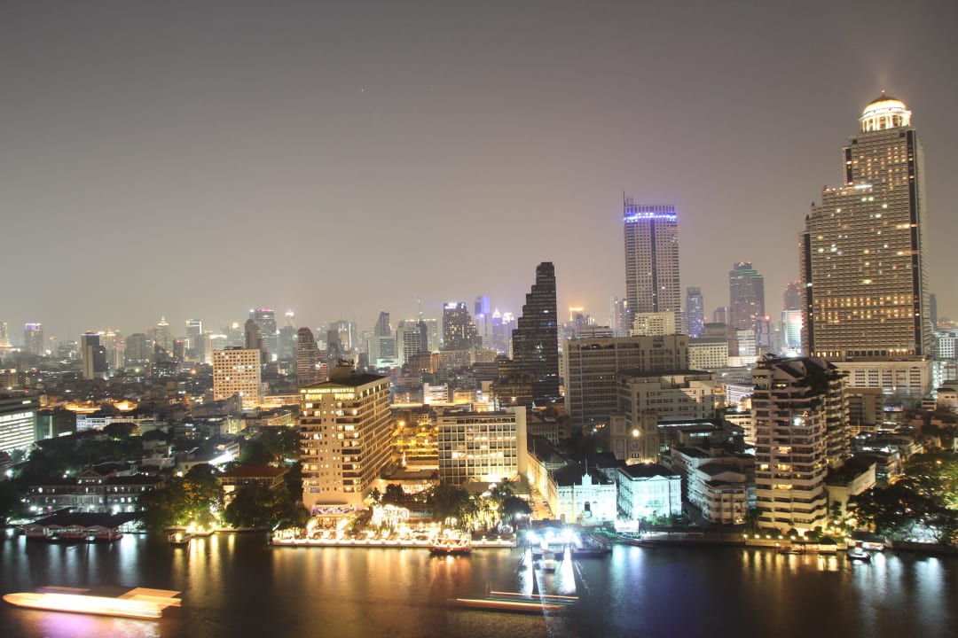 Bangkok bei Nacht Hotel The Peninsula Bangkok