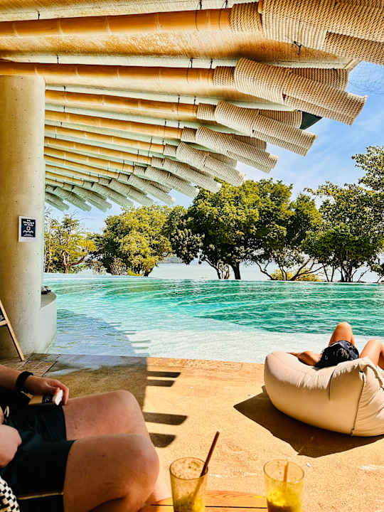 Pool Island Escape Burasari