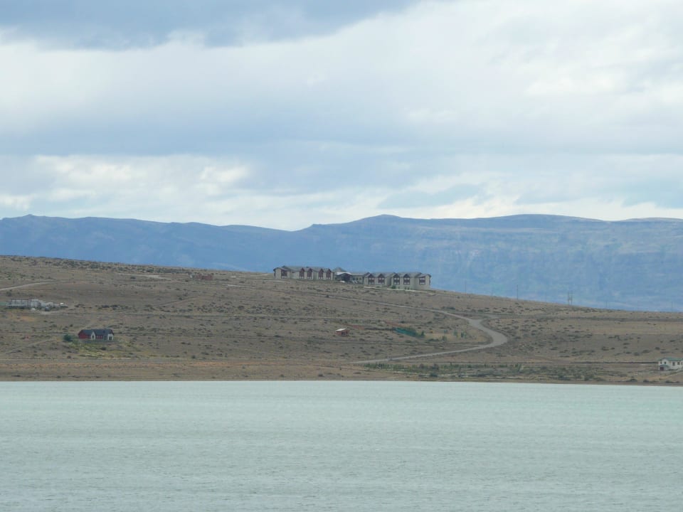 Solitär stehend mit Blick von El Calafate Hotel Edenia Punta Soberana