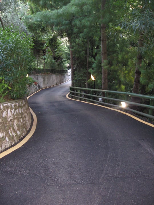 Ein Teil der steilen Auffahrt Relax Hotel Villa La Gardenia & Oleandra