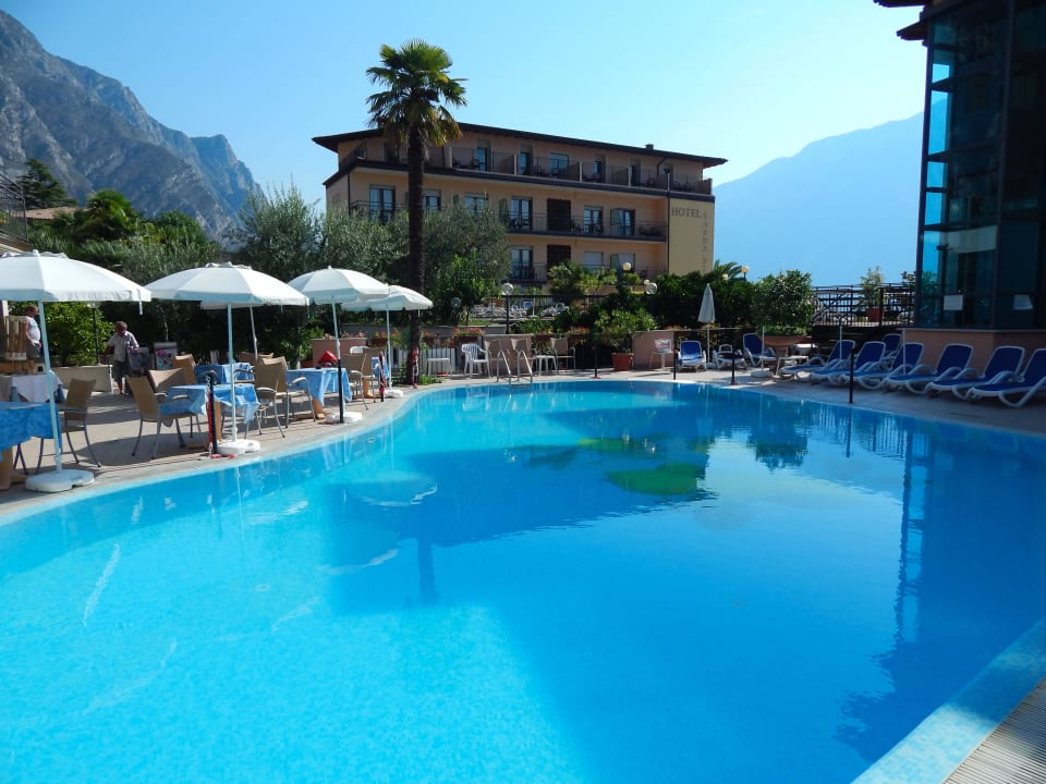 Poolanlage mit Hotelanlage Hotel Garda Bellevue