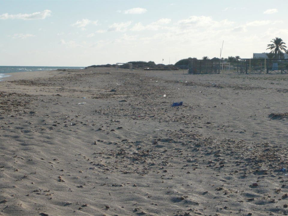 Mit Müll übersäter Strand Sidi Mansour Resort & Spa