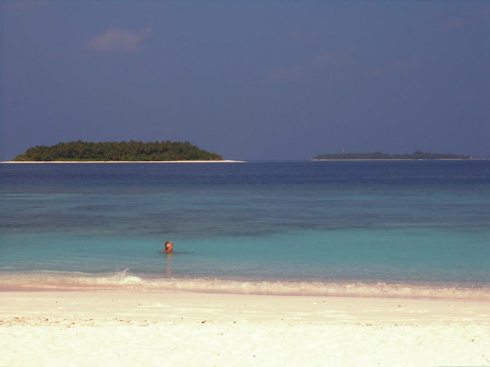 Strand vor den Standard-Bungalows NH Collection Maldives Reethi Resort
