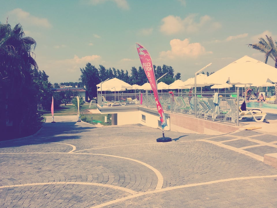 Weg zur bar/volleyball/fußball/aquapark + pool Club Sidelya Hotel