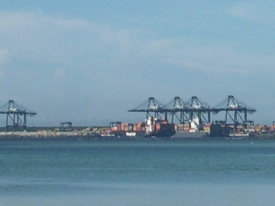 Blick vom Strand direkt auf einen Hafen BelleVue Dominican Bay