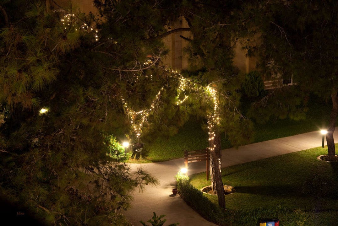 Beleuchteter Weg am Abend Marvida Family Eco