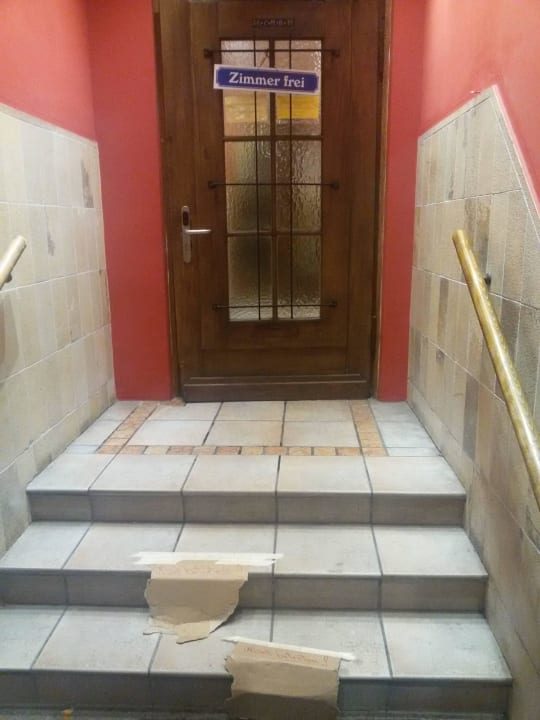 Kaputte Eingangstreppe mit Karton überdeckt! Hotel Poppular