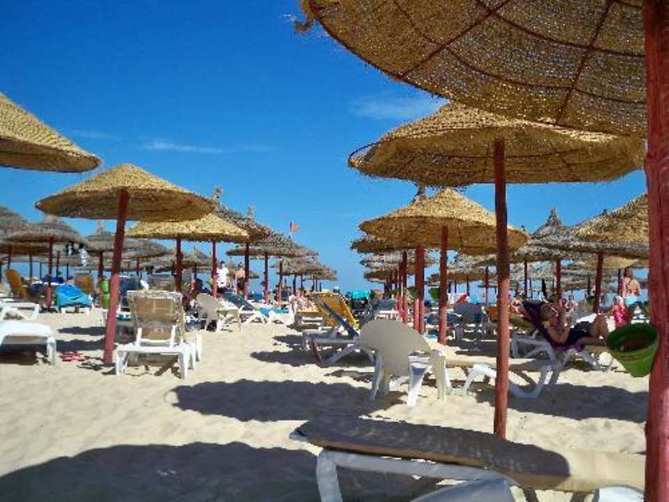 Strand mit Sonnenschirmen Hotel Nesrine