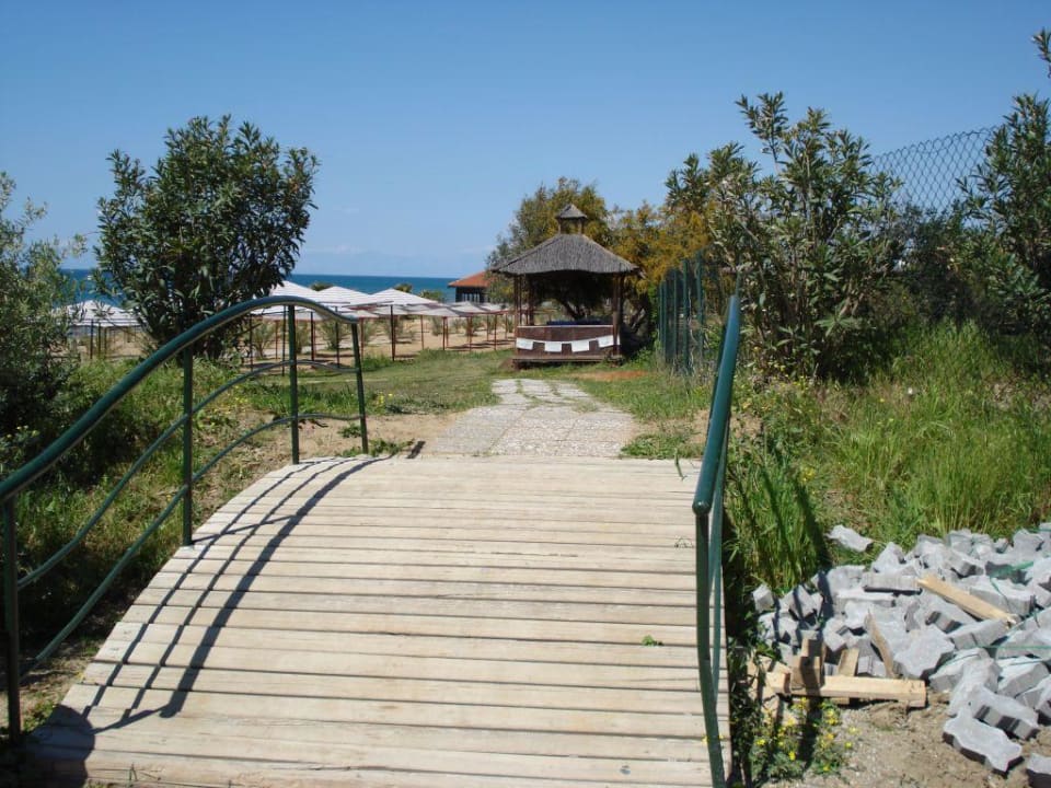 Weg zum Strand Hotel Victory Resort