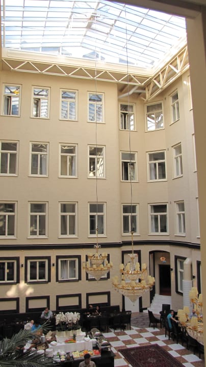 Blick vom Zimmer in den "Innenhof - Hotelhalle" Best Western Hotel Bentleys