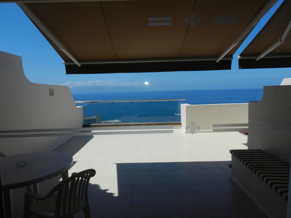 Gesamtansicht der Terrasse vom Zimmer aus Royal Sun Resort