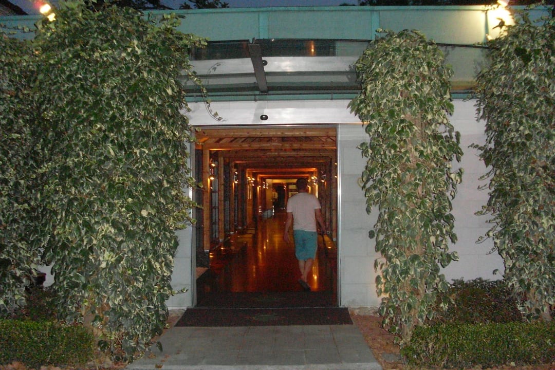 Wunderschöner Holzeingang mit viel Glas Villa Pace Park Hotel Bolognese