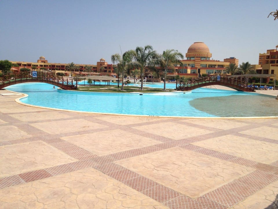 Poolanlage mit Hotel im Hintergrund Malikia Resort Abu Dabbab