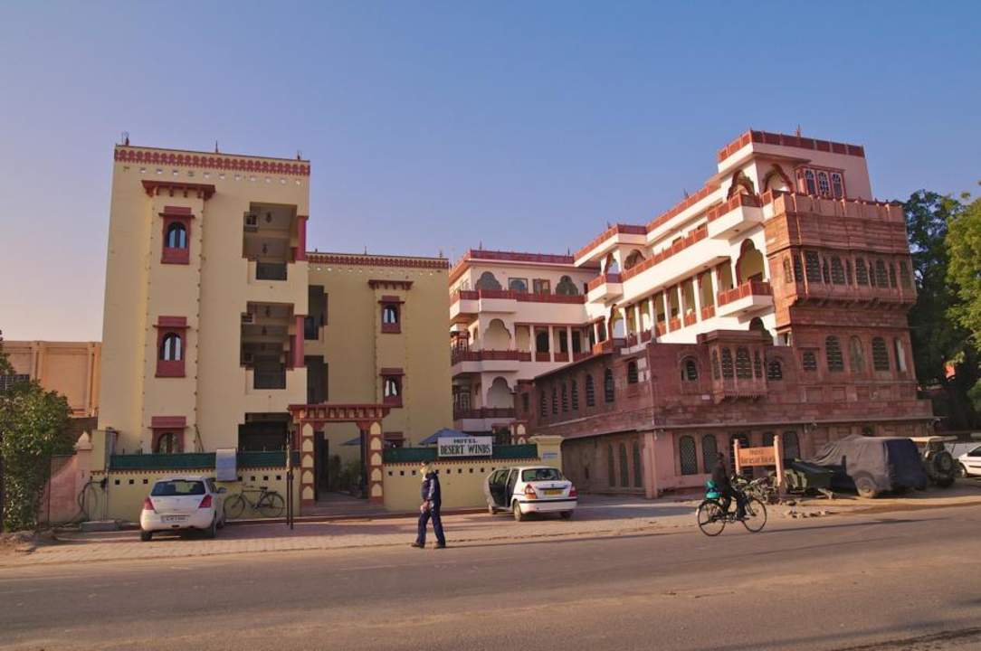 Links das Desert Winds Hotel Desert Winds