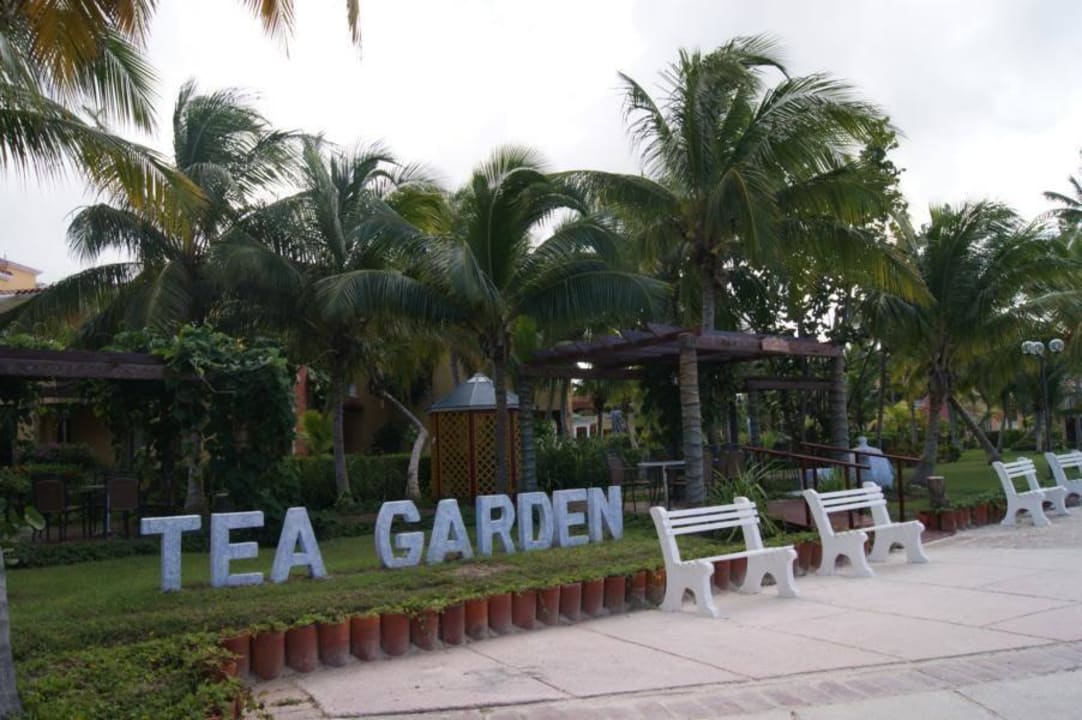 Blick vom Strand zum Tea Garden Brisas Guardalavaca Hotel & Villas