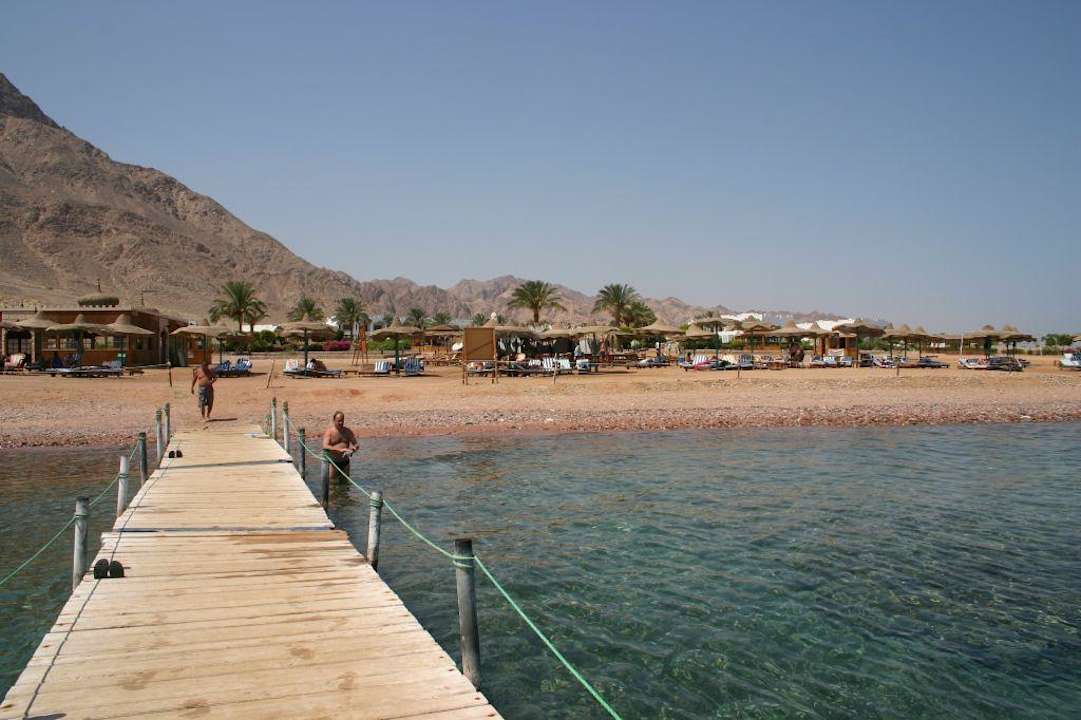 Blick vom Steg auf das Hotel Happy Life Village