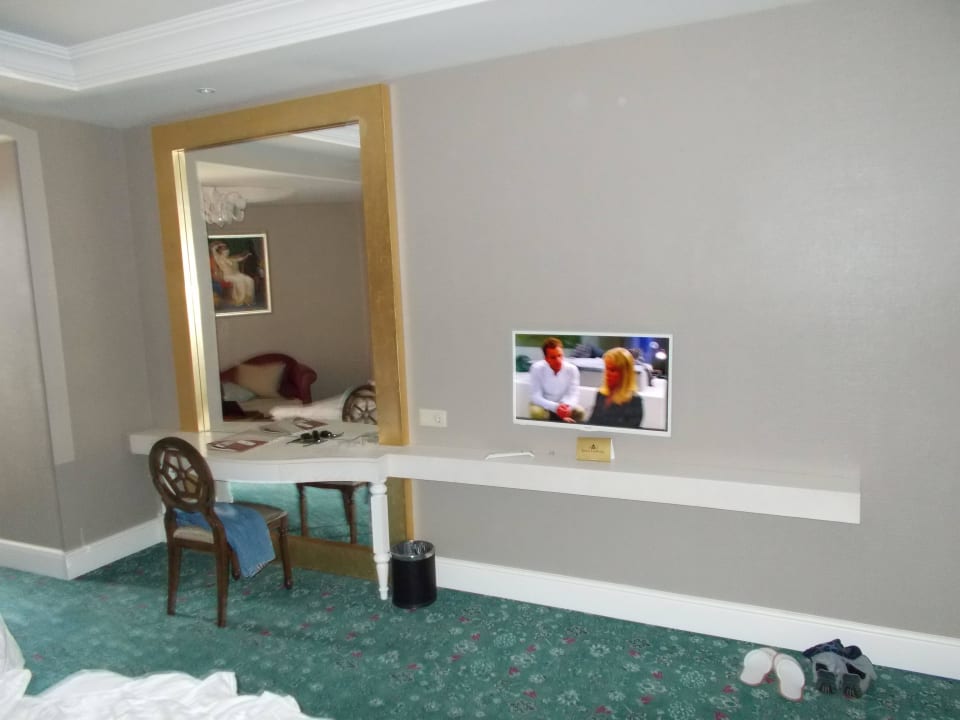 Schreibtisch mit Fernseher  Royal Taj Mahal Hotel