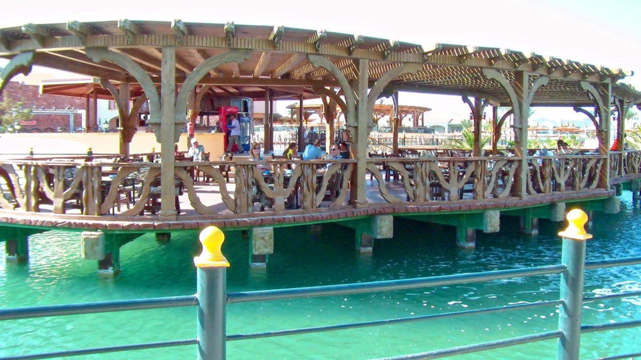 Wunderschöne Holzterrasse in der Lagune Pickalbatros Dana Beach Resort - Hurghada