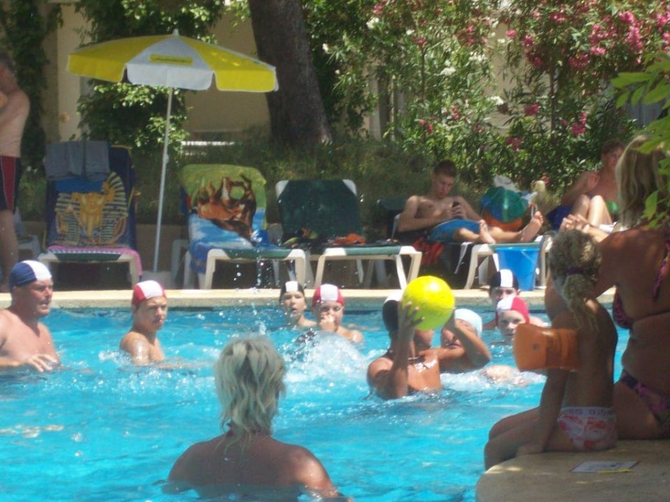 Wasserball im Pool Aparthotel Houm Plaza Son Rigo