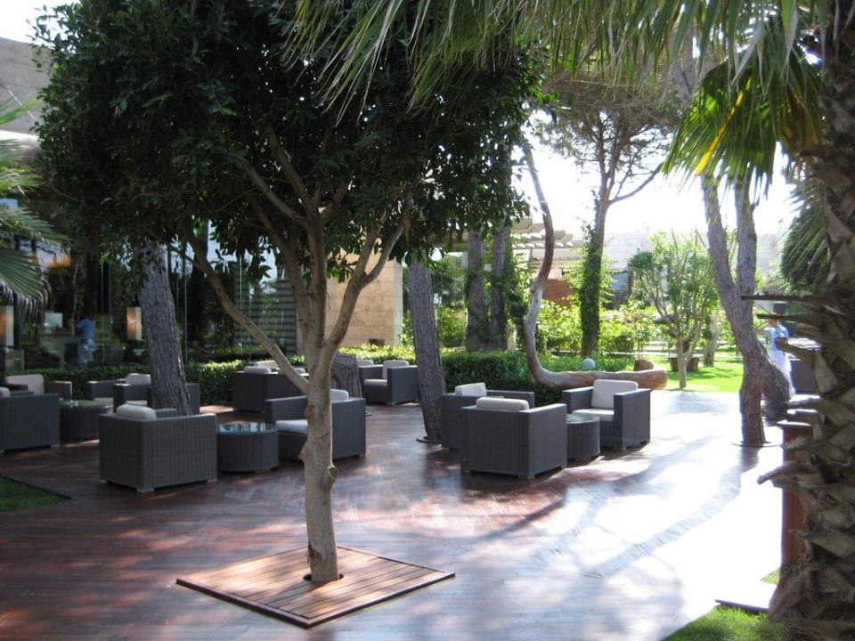 Außenplatzbereich der Lobbybar Gloria Serenity Resort