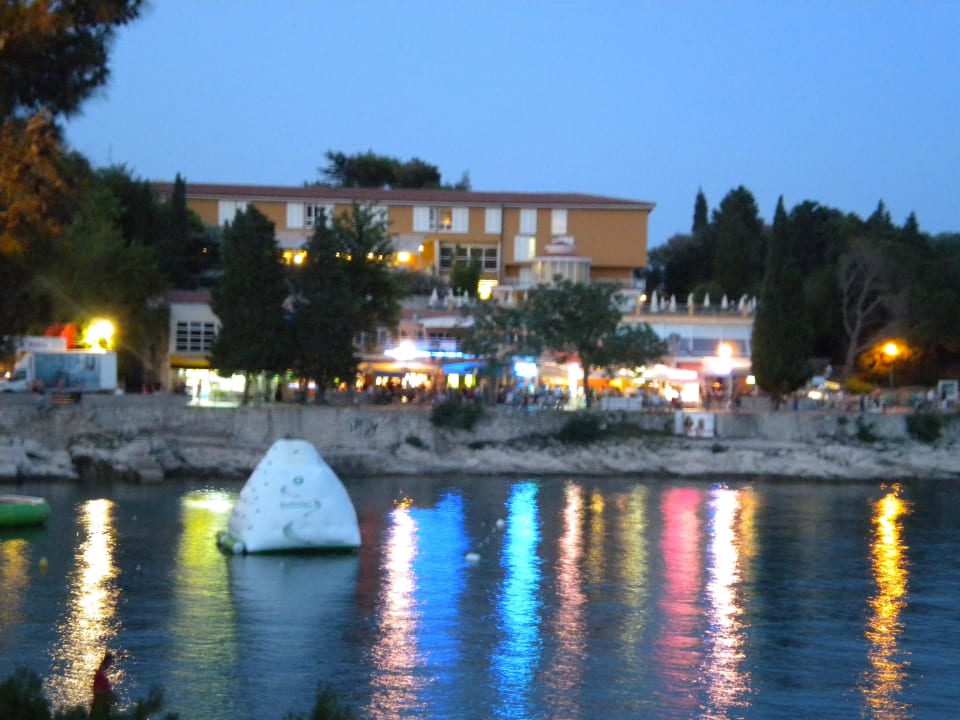 Bei Nacht Valamar Sanfior Hotel & Casa