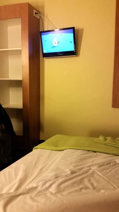 Mit kleinem TV  B&B Hotel Frankfurt-Hahn Airport