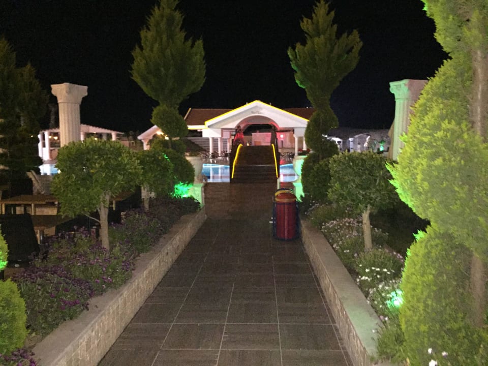 Beleuchtete Hotelanlage am Abend Roma Beach Resort & Spa 16+ Adult Only