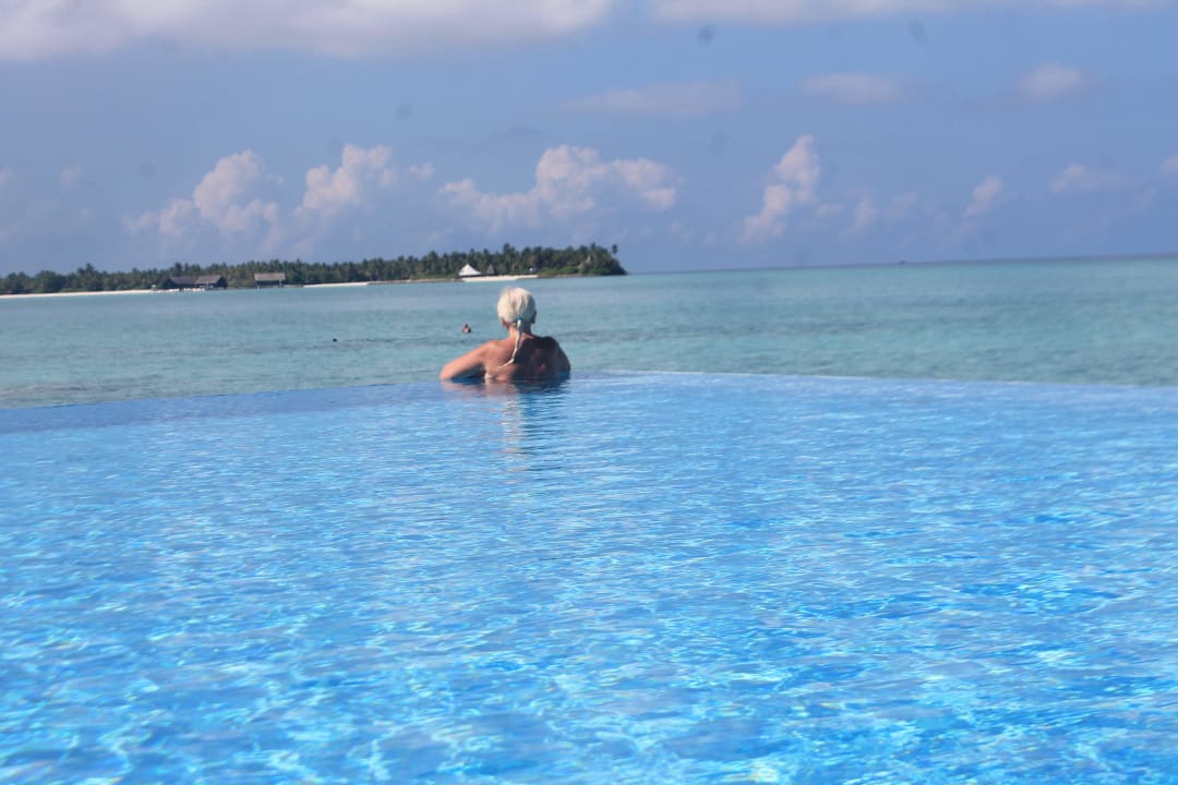 В басейне Summer Island Maldives