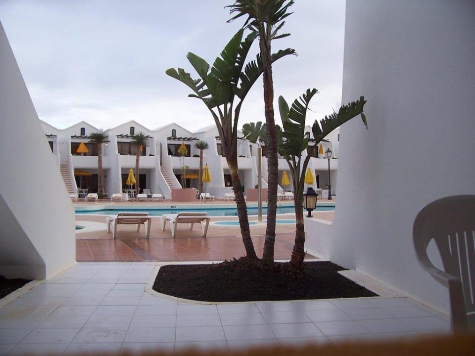 Ausblick auf die Terrasse mit Zugang zum Pool Hotel Sands Beach Resort