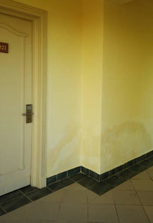 Gang - schlechte Instandhaltung Brayka Bay Resort