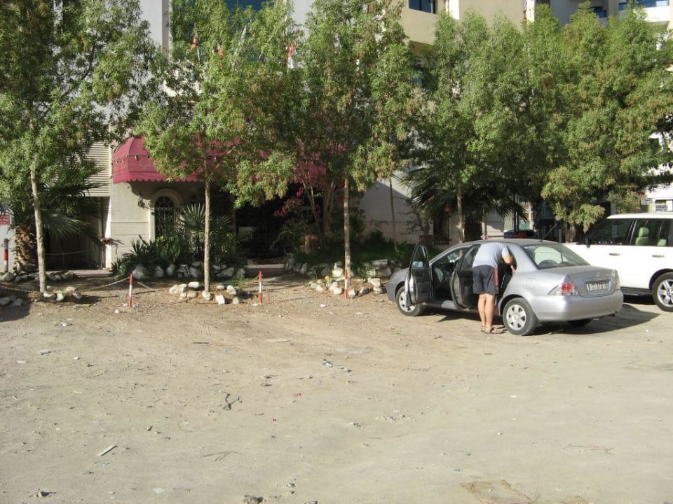 Parkplatz vorm Hoteleingang Al Maha Regency Hotel Suites