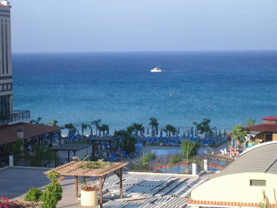 Strand vor Hotel Constantinos The Great Beach Hotel