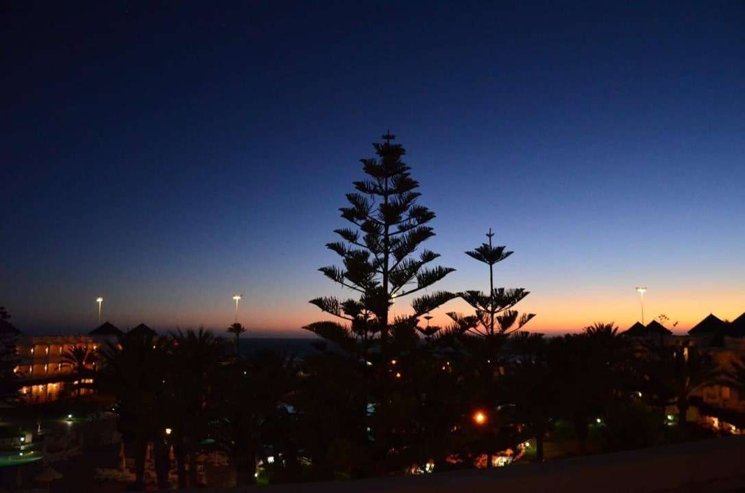 Widok z pokoju nocą Iberostar Waves Founty Beach