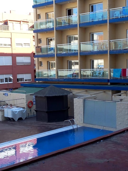 Sicht vom Balkon auf Pool Hotel Festa Brava