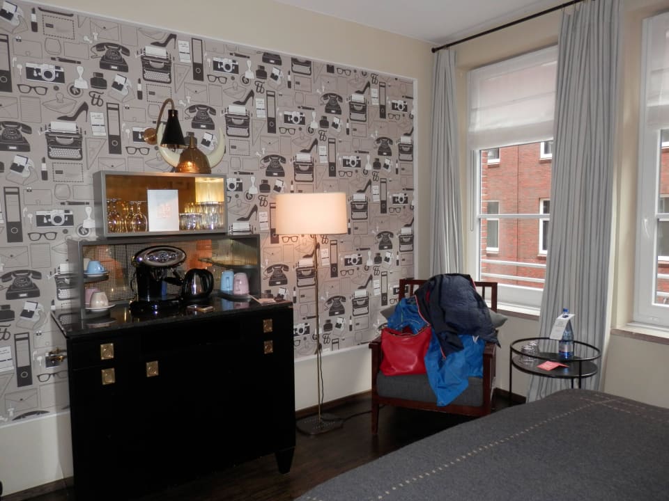 Blick zum Kühlschrank Henri Hotel Hamburg Downtown