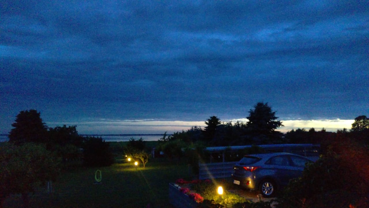 Blick in den Garten bei Dämmerung Pension Achteridyll