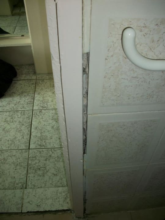 Grosse Risse im Bad Hotel Svejest/Sveshest